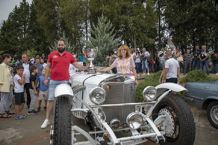 Близо 300 ретро автомобила показаха в парк  Артилерийски  в Стара Загора