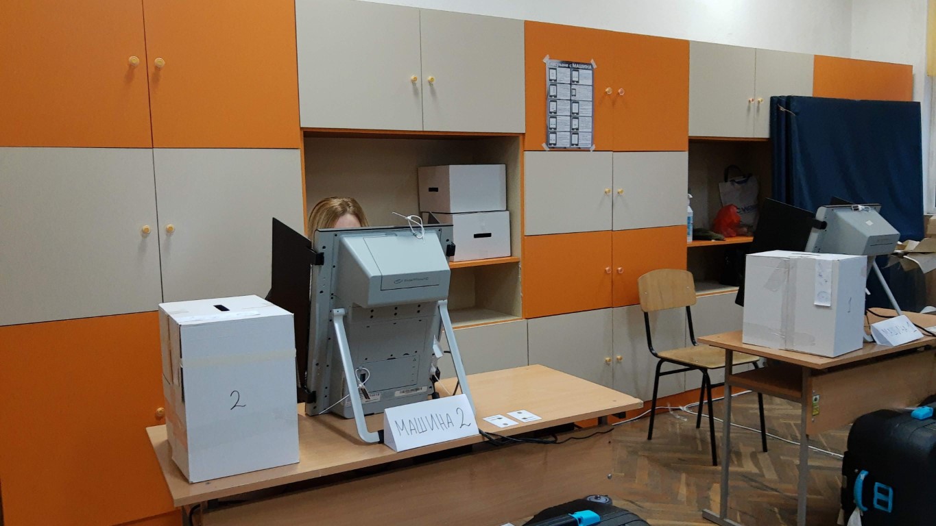 Изборният ден в Стара Загора стартира, една машина отказа да работи