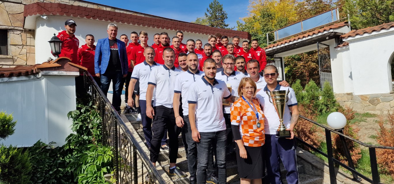 Галина Стоянова и прокуристът на М+C Хидравлик поздравиха футболистите на розите