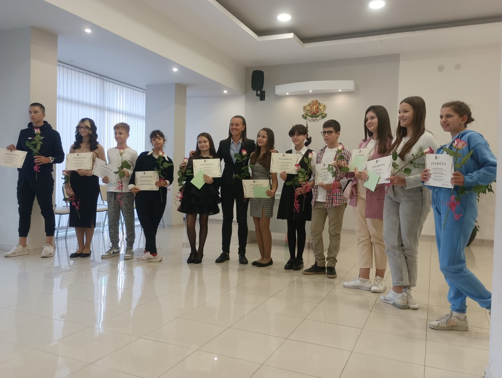 Единайсет талантливи деца бяха отличени от Община Казанлък