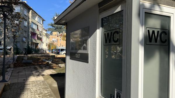 Обновиха обществената тоалетна в центъра на Ямбол, струва левче