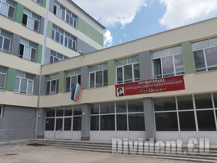 Автори на училищни химни търсят ППМГ Гео Милев в Стара Загора и две училища в Казанлък