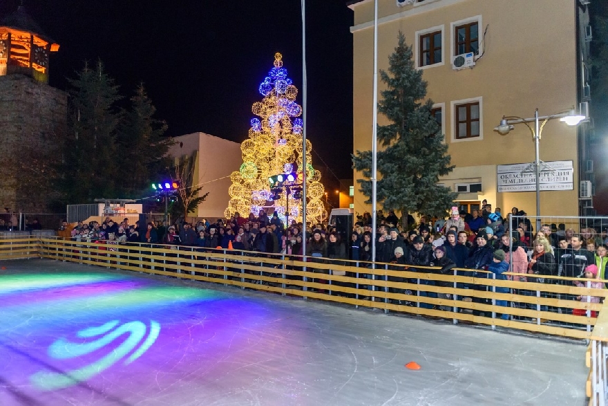 Ледена пързалка дава старт на коледно-новогодишните празници в Сливен