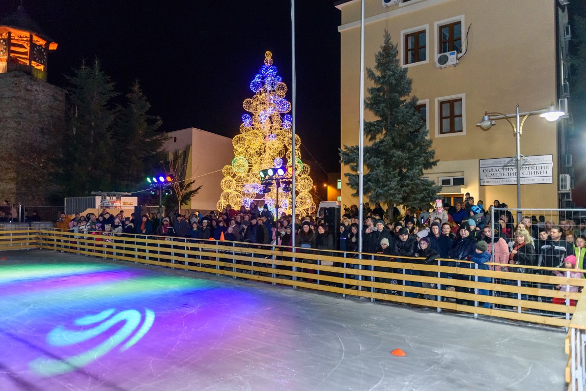 Ледена пързалка дава старт на коледно-новогодишните празници в Сливен