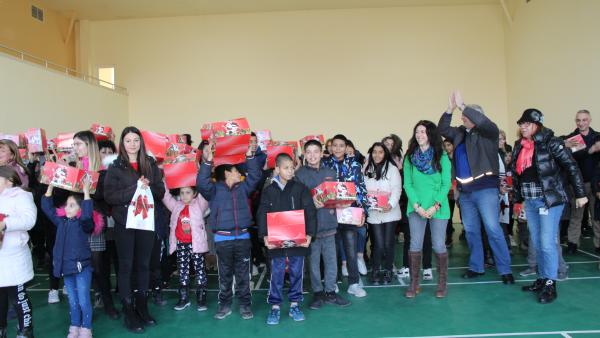 223 деца получиха топли дрехи и обувки от служители на ТЕЦ AES Гълъбово