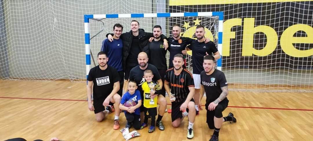 Ла Скуадра спечели коледниия турнир на кмета по футбол на малки вратички