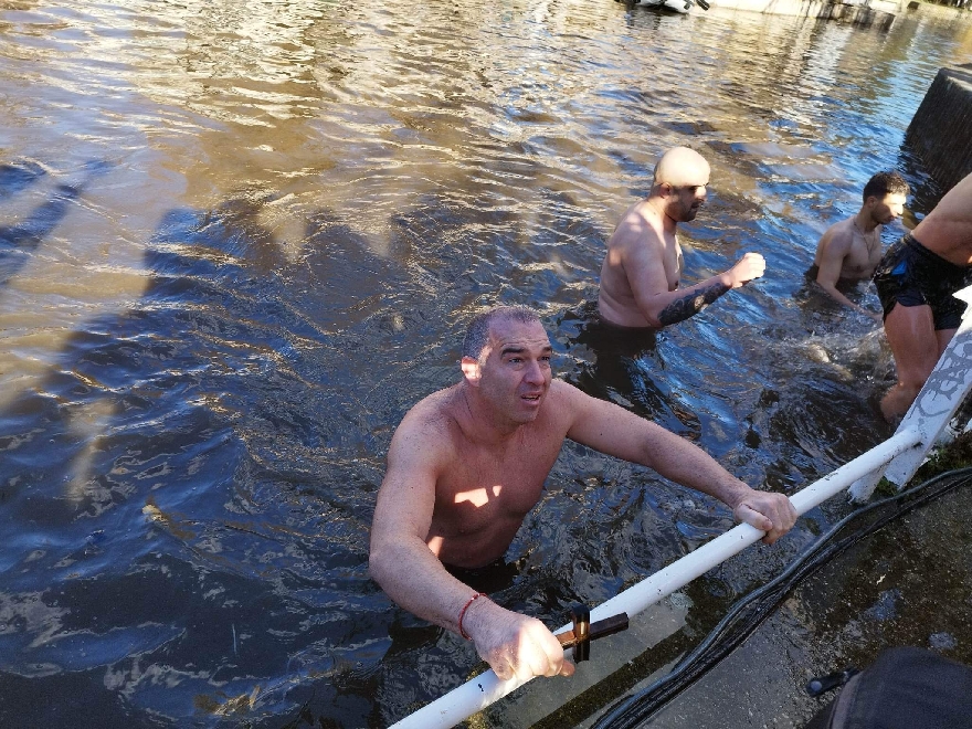 Пожарникар спаси кръста на Богоявление в Стара Загора