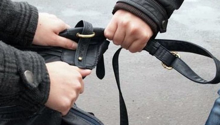 Задържаха нападател, откраднал чантата на възрастна жена