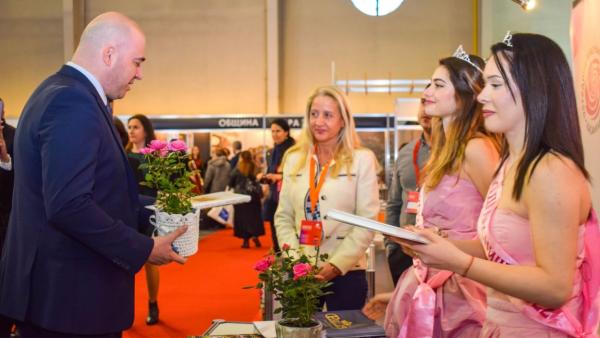 Царица Роза 2022 и нейните подгласнички очароваха посетителите на изложението Ваканция  СПА