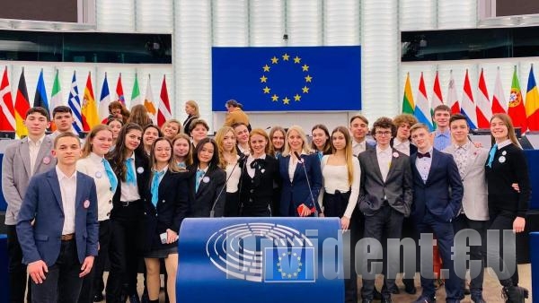Ученици от ППМГ  Гео Милев  дебатираха в Европейския парламент за дезинформацията като световен проблем