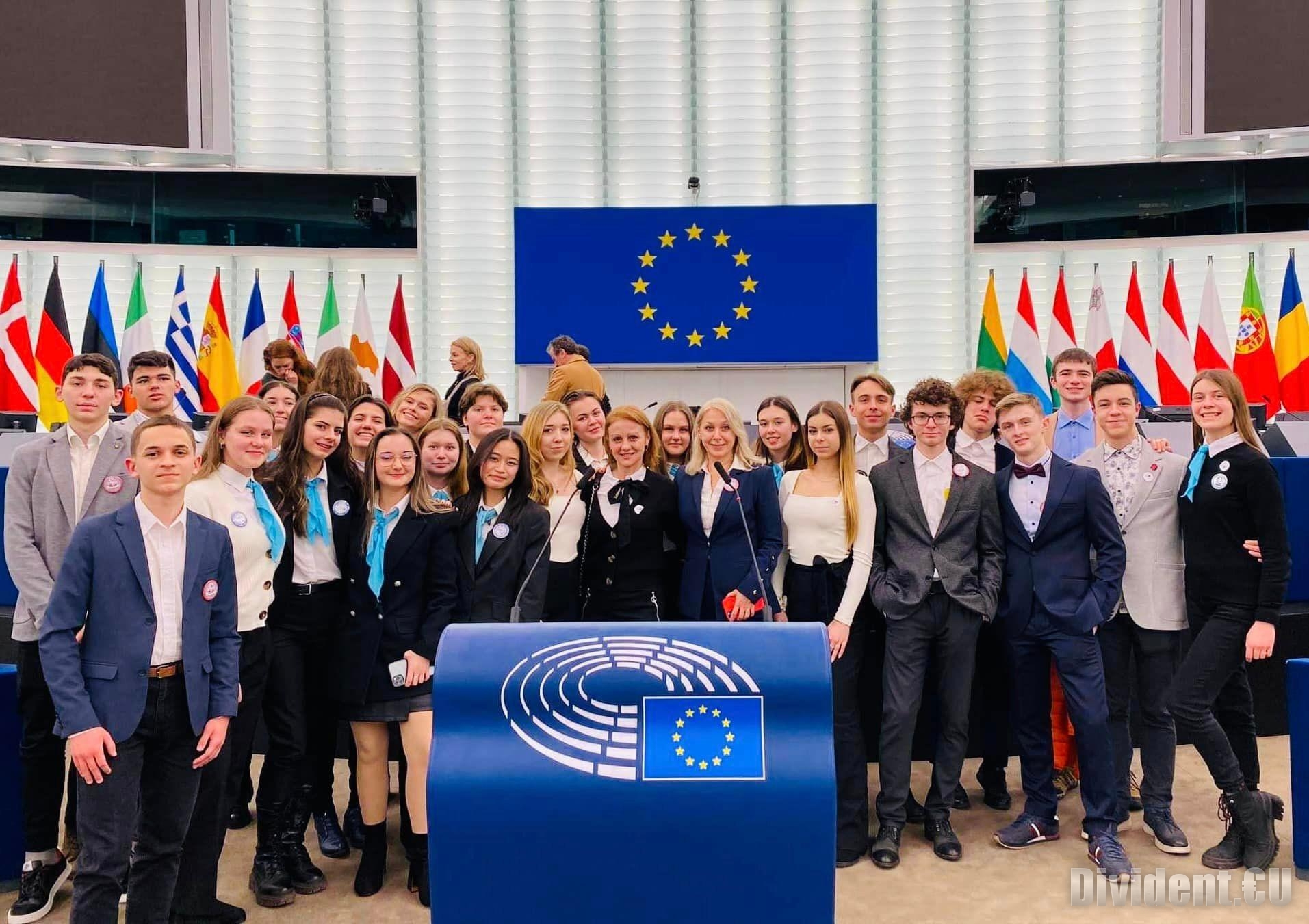 Ученици от ППМГ  Гео Милев  дебатираха в Европейския парламент за дезинформацията като световен проблем