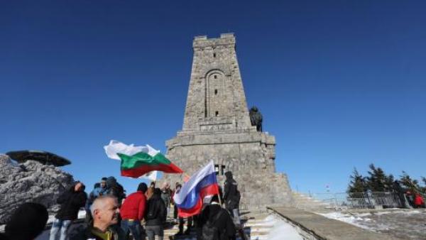 Държавно горско стопанство - Казанлък подарява фиданки на изкачилите връх Шипка  на 3 март