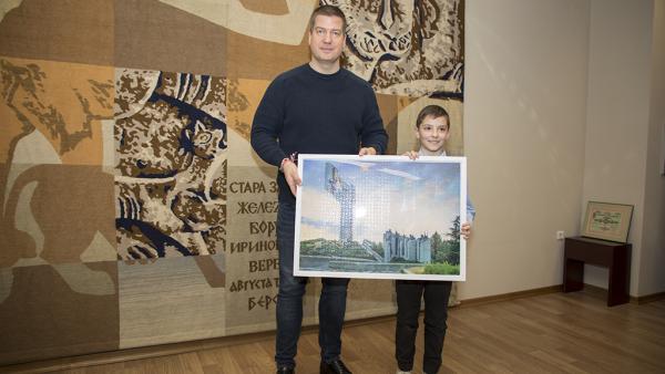 Пъзел Бранителите на Стара Загора подари 9-годишният Румен на кмета Живко Тодоров