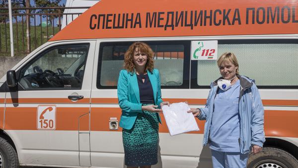 Красимира Чахова дари 50 защитни костюма на спешните медици от ЦСМП - Стара Загора