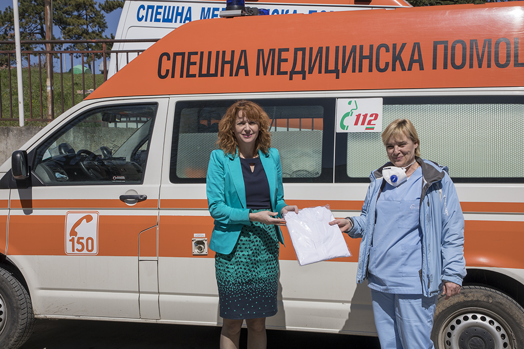 Красимира Чахова дари 50 защитни костюма на спешните медици от ЦСМП - Стара Загора