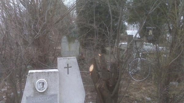 Скандал на гробище край Сливен - частна фирма препречи входа