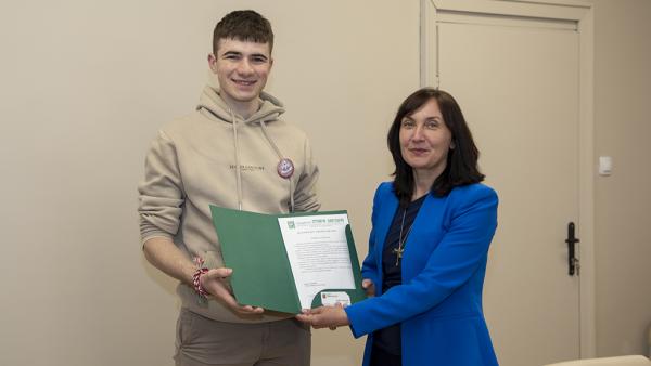 Ученикът от ППМГ  Гео Милев  Кристиан Христакиев с поздрав от кмета Живко Тодоров