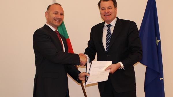 Министърът на енергетиката подписа ключови споразумения с ЕБВР