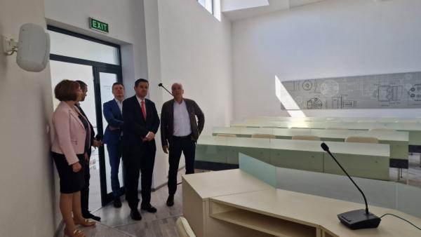 Служебният министър на икономиката се срещна с бизнеса на Казанлък и общинското ръководство