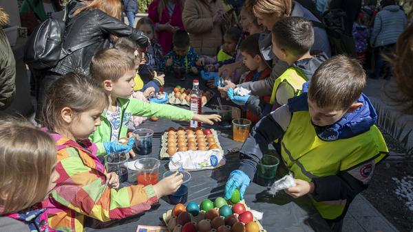 Малчугани боядисаха рекордните 1000 яйца в двора на старозагорски храм 