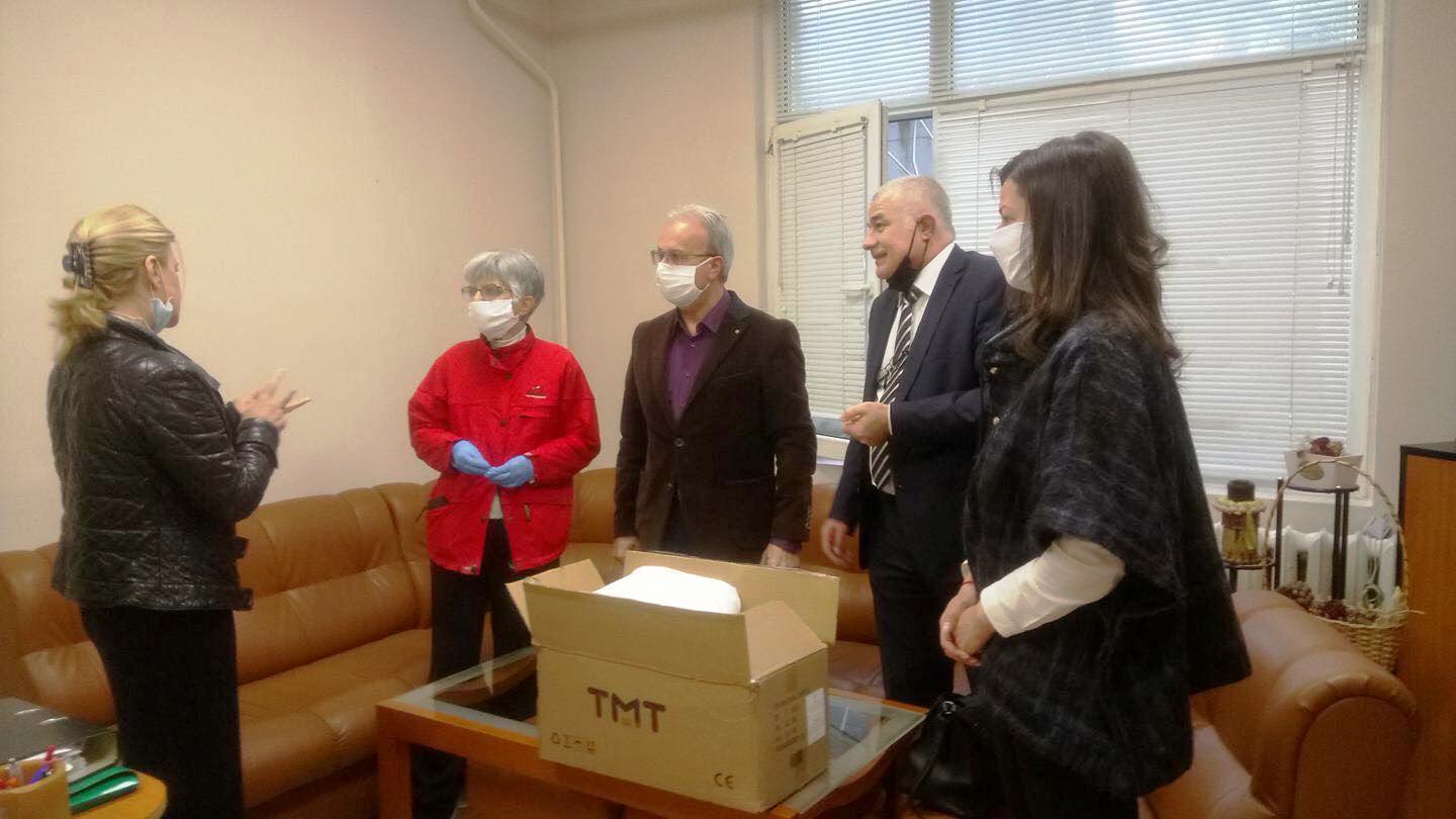 Депутати от БСП дариха защитни облекла на спешните медици в Стара Загора