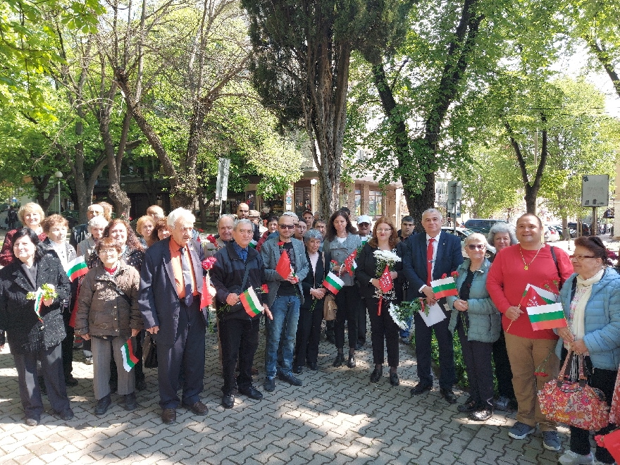 Цветя в памет на загиналите работници при трудови злополуки поднесоха от БСП