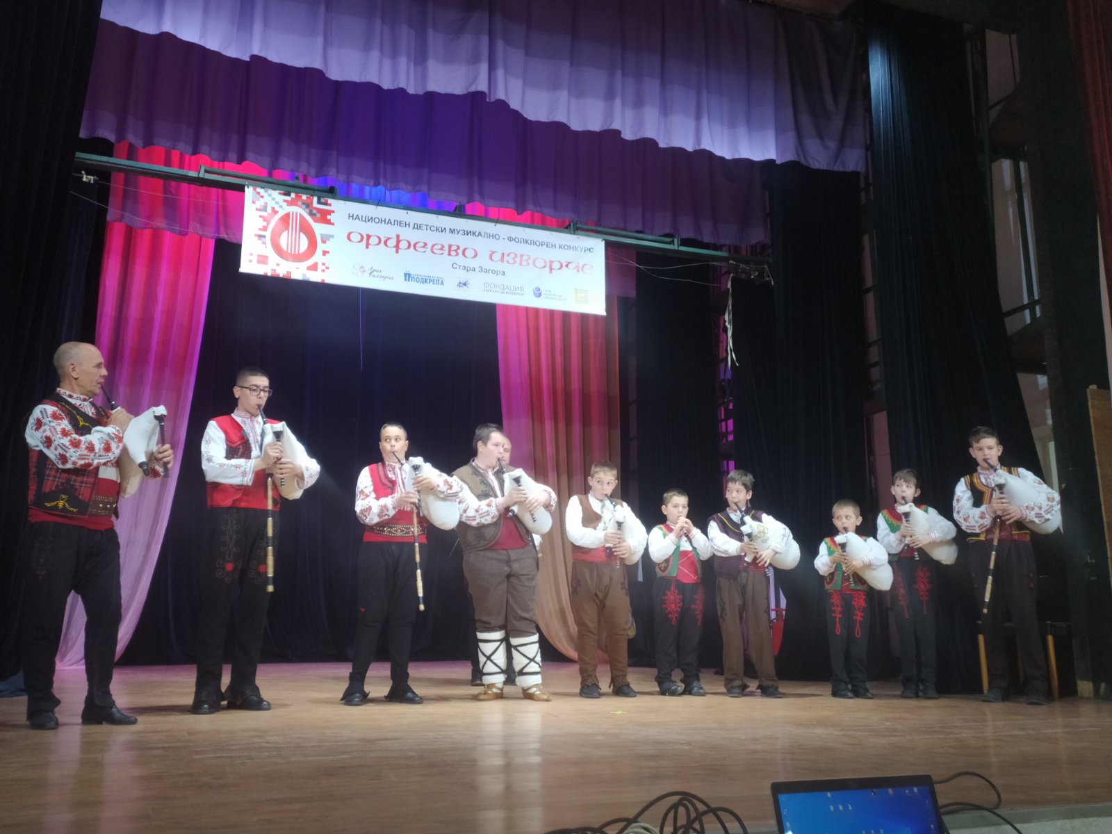 Ансамбъл към НУФИ  Широка лъка  грабна Приза на кмета от фолклорния  конкурс Орфеево изворче