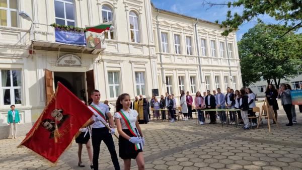 Казанлък празнува 140 години Хуманитарна гимназия
