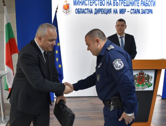 Министър Демерджиев връчи пистолети от ново поколение на старозагорски полицаи