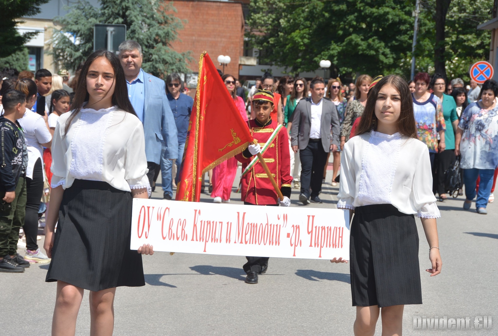 Над 500 учители и деца се включиха в празничното шествие за 24 май в Чирпан