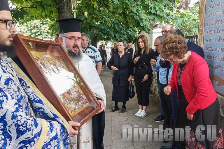 Чудотворна икона на Богородица посрещна Казанлък на празника си