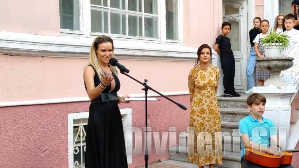 Известни художнички събраха овации с обща изложба в родната Нова Загора (ВИДЕО)