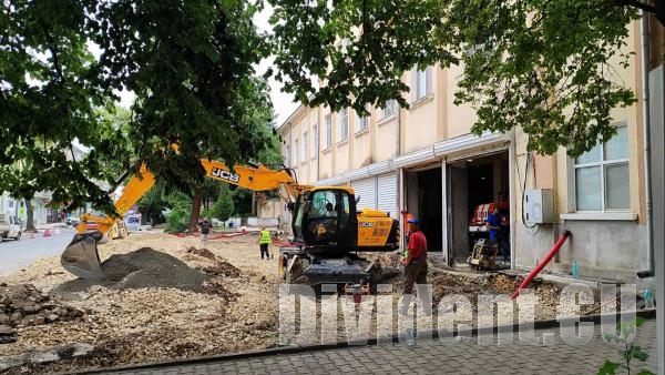 Дълбок изкоп пред пожарната в Стара Загора разтревожи граждани