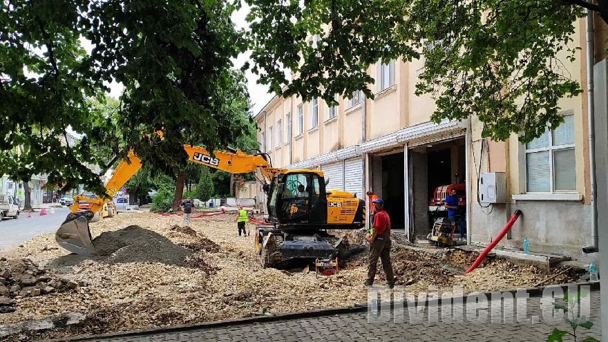 Дълбок изкоп пред пожарната в Стара Загора разтревожи граждани