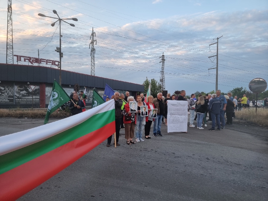 Десетки протестираха с искане за ремонт на пътя Гълъбово - Мъдрец