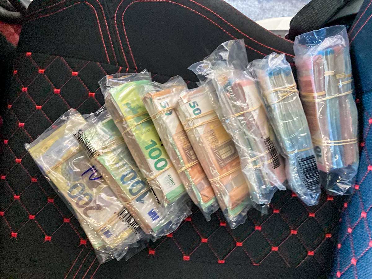 Хванаха недекларирана валута за над 650 000 лева, скрита в камион