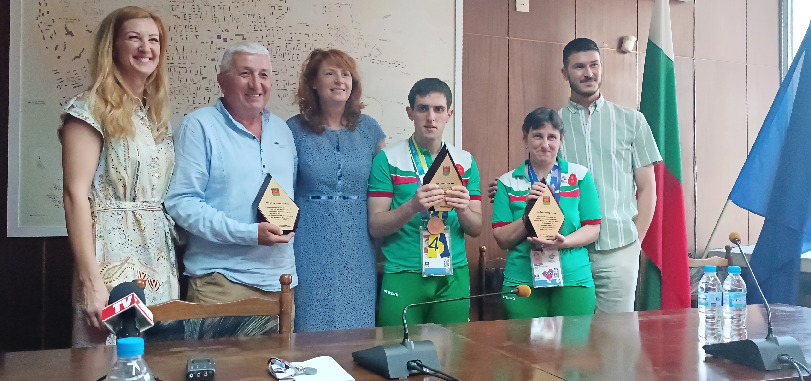 Община Стара Загора с плакети и подаръци за медалистите от  Спешъл Олимпикс  Тянка Георгиева и Стоян Георгиев