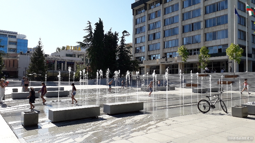 Днес пускат фонтаните пред сградата на общината в Стара Загора