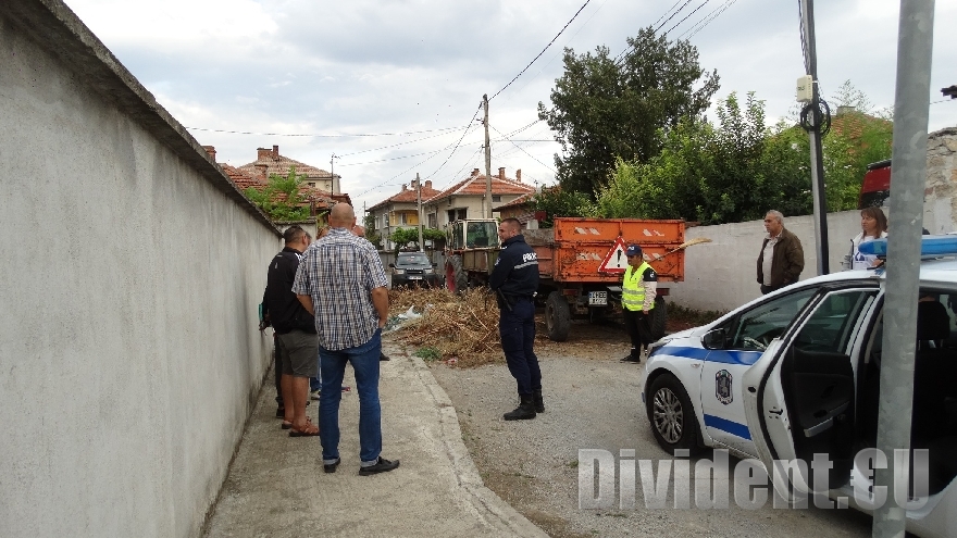 Кметът на Нова Загора глоби мъж, затрупал улица с отпадъци, за да дразни съседите