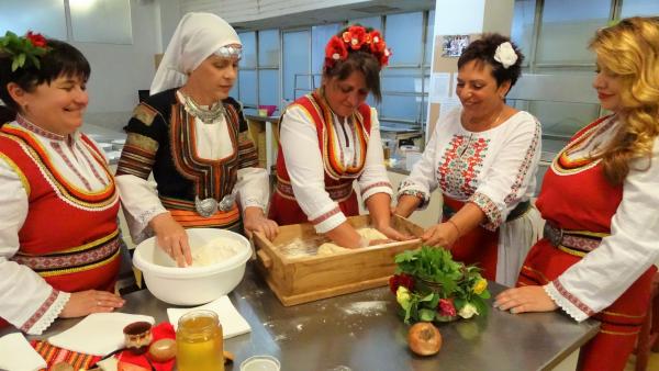 Преподаватели от Тракийския университет месят питка за посрещане на студентите