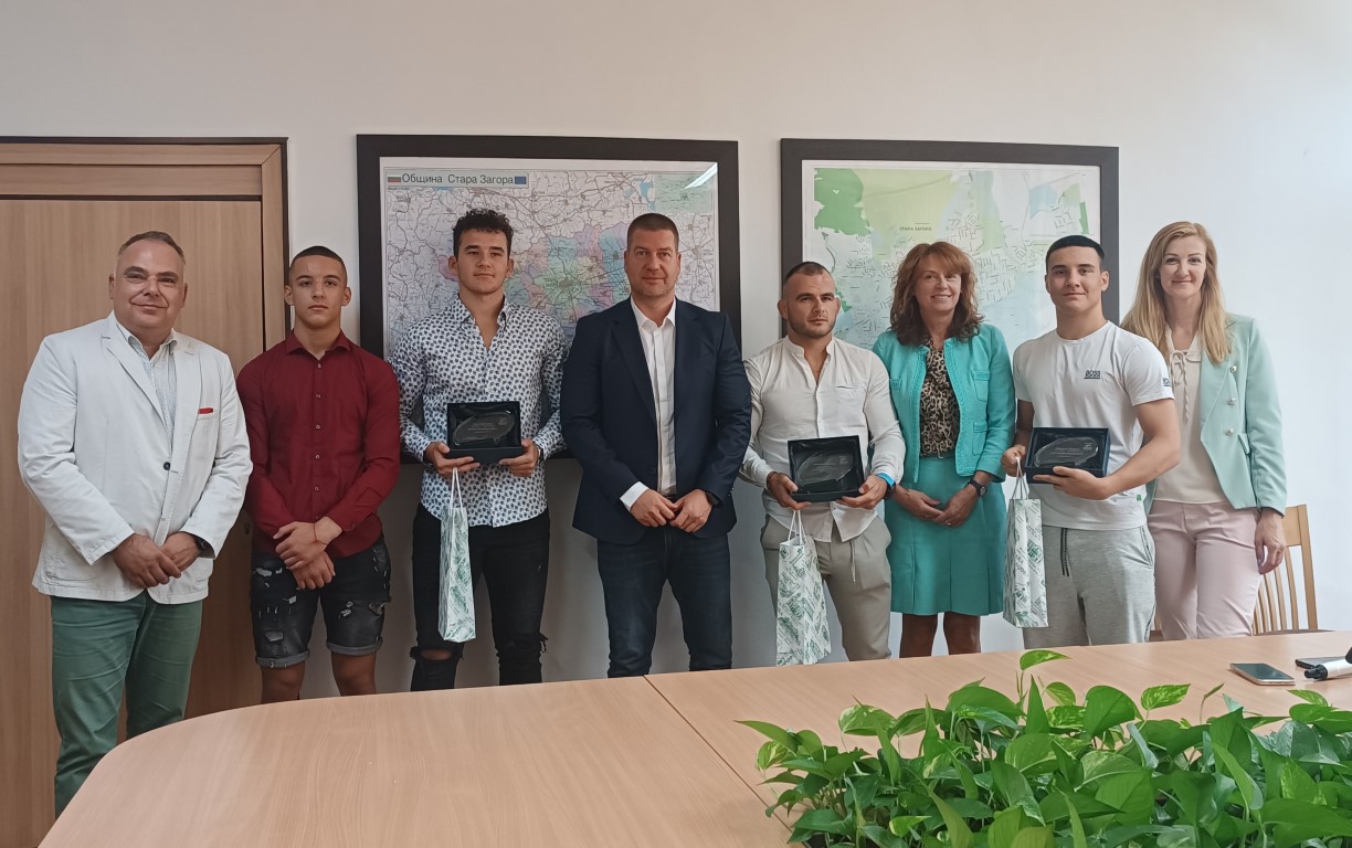 Медалистите от Световното първенство по ММА в Абу Даби бяха поздравени от кмета на Стара Загора