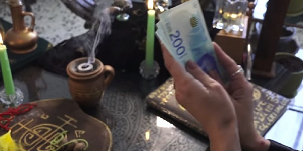 Девойка изгоря със злато и пари в измама за разваляне на магия
