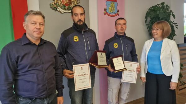 Галина Стоянова връчи почетни грамоти на казанлъчани, участвали в спасителна акция в Турция
