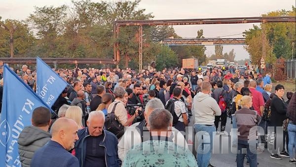 Протестиращи от Марица Изток блокираха международен път край Гълъбово, Стара Загора и на Хаинбоаз