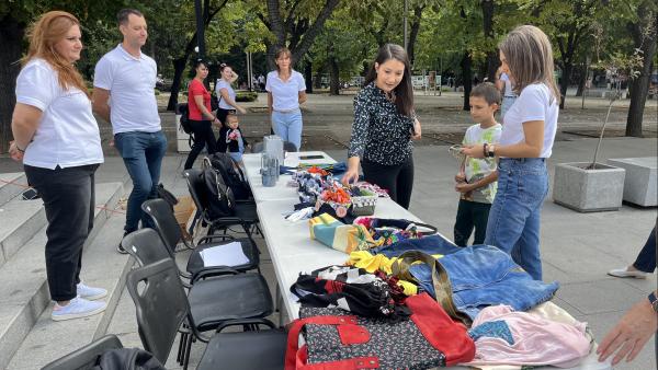 Арт работилница за преправка на дрехи и начини за рециклирането им показаха на площада пред Общината