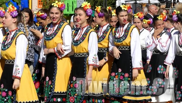 Фестивал  Фолклорна омая  огласи новозагорския площад по Петковден