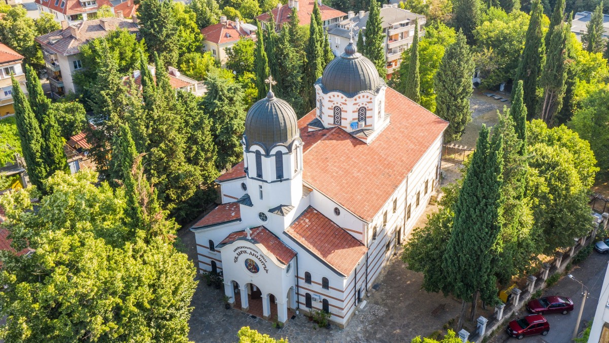 Димитровден е - празник на строителите и начало на зимата