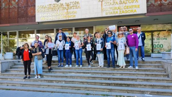 Актьорите от ДТ  Гео Милев  протестираха срещу ниското заплащане (ВИДЕО)
