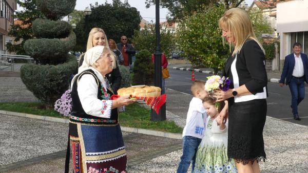 82-годишната баба Мария посрещна с питка и сол кмета  Галя Захариева в първия и работен ден