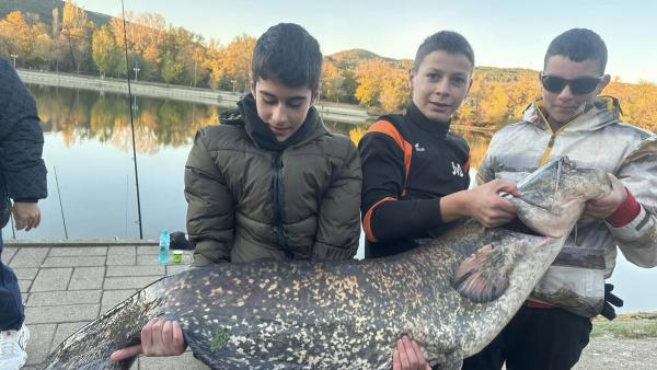 12-годишен въдичар улови рекордно голям сом в езеро Загорка